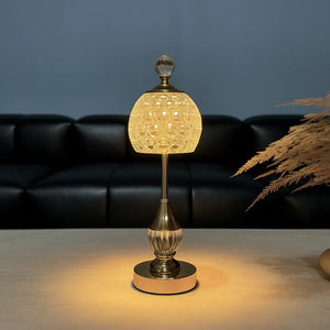 Luminária de Mesa Cristal Dourada com diferentes temperaturas de cor