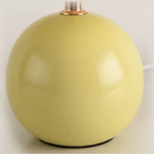 abajur de cerâmica, abajur com cúpula plissada, luminária de mesa elegante, abajur para quarto, luminária decorativa, abajur vintage moderno, abajur radiantbr, abajur minimalista, abajur com cúpula de tecido, iluminação ambiente quarto, abajur de cerâmica com tecido, abajur clássico moderno, luminária de cabeceira, luminária com LED bivolt, abajur sofisticado mesa, abajur com base redonda, luminária plissada, iluminação para decoração refinada, abajur com interruptor giratório, luminária retrô charmosa