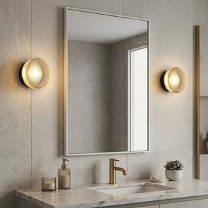 Par da Arandela de Parede Redonda LED Toth preta ao lado de espelho em banheiro/lavabo moderno, minimalista e contemporâneo