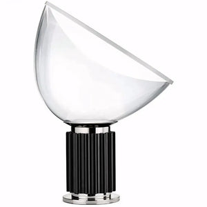 uminária Taccia, luminária de mesa com cúpula de vidro, luminária escultural de design italiano, abajur marrom minimalista, luminária Castiglioni, iluminação de alto padrão, luminária com luz indireta orientável, luminária para sala sofisticada, luminária com soquete E27, iluminação decorativa para interiores