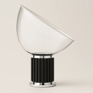 uminária Taccia, luminária de mesa com cúpula de vidro, luminária escultural de design italiano, abajur marrom minimalista, luminária Castiglioni, iluminação de alto padrão, luminária com luz indireta orientável, luminária para sala sofisticada, luminária com soquete E27, iluminação decorativa para interiores