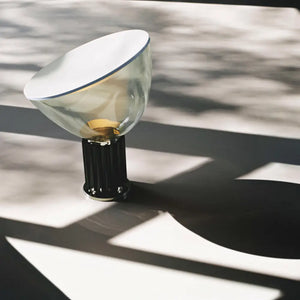 uminária Taccia, luminária de mesa com cúpula de vidro, luminária escultural de design italiano, abajur marrom minimalista, luminária Castiglioni, iluminação de alto padrão, luminária com luz indireta orientável, luminária para sala sofisticada, luminária com soquete E27, iluminação decorativa para interiores