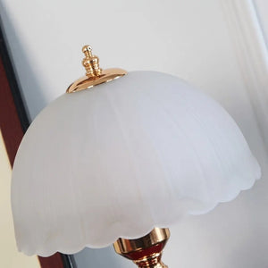 Detalhe da cúpula em vidro fosco canelado branco do Abajur Cogumelo Limoges com borda scalopada e acabamento dourado