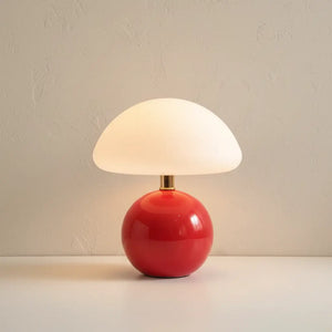 Abajur cogumelo vermelho em cerâmica iluminado sobre mesa minimalista