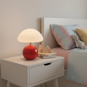 Abajur infantil em formato cogumelo vermelho com base de cerâmica no criado-mudo