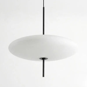 Close no acabamento premium da luminária, mostrando a cúpula em alumínio e o difusor em acrílico opalino que evita ofuscamento