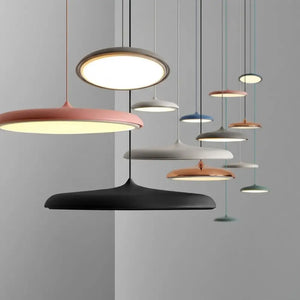 Coleção completa de Pendentes Macaron Nordic suspensos em várias alturas, mostrando as opções de cores: Rosa, Azul, Verde, Cinza, Preto, Branco e Rose Gold.