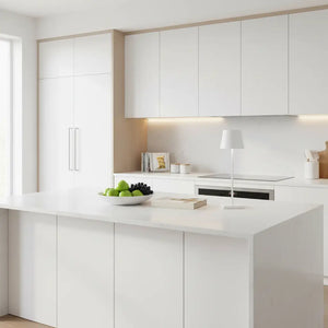Luminária de mesa branca em uma cozinha minimalista, sobre uma bancada de mármore branco. A luminária sem fio é ideal para iluminar tarefas e criar um ambiente moderno e funcional