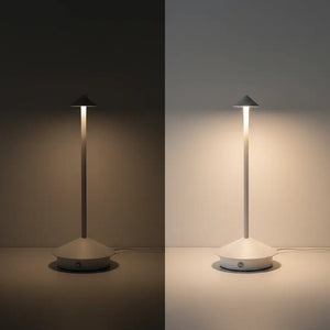 Comparativo lado a lado da luminária de mesa branca, mostrando a diferença de iluminação com o dimmer em brilho baixo e brilho alto, em um fundo claro