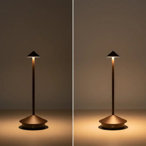 Comparativo lado a lado da luminária de mesa portátil sem fio, mostrando a diferença de iluminação com o dimmer em brilho baixo e brilho alto