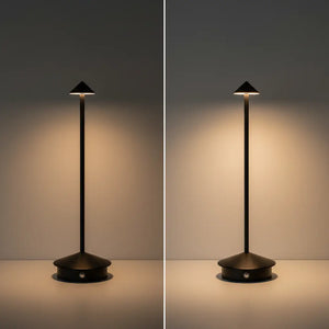 Comparativo lado a lado da luminária de mesa portátil na cor preta, exibindo a diferença de iluminação com o dimmer em brilho baixo e brilho alto.