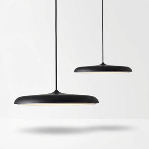 Dupla de pendentes modelo Macaron Nordic em Preto Fosco. Iluminação LED moderna e discreta, indicada para escritórios, cozinhas industriais e ambientes sobrios