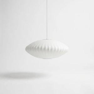 Luminária pendente japonesa oval em seda isolada em fundo branco, exibindo seu design elíptico e estilo wabi-sabi clean