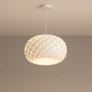 Foto de estúdio da Luminária Pendente Moderna Branca Pétala com design orgânico escandinavo, acesa, contra um fundo neutro, mostrando sua forma completa