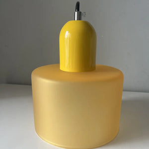 Luminária Pendente de Vidro na cor Amarelo Vibrante com acabamento brilhante. Design estilo retrô pop para trazer cor a quartos jovens e escritórios criativos.