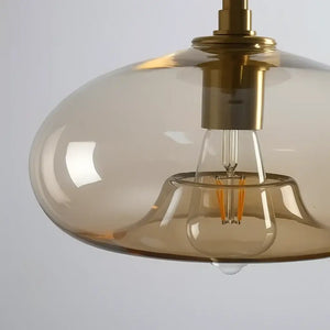 Close da Luminária Pendente de Vidro Âmbar Dourada com acabamento minimalista e design moderno Radiantbr