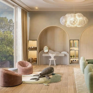 Lustre em formato de nuvem Nimbus decorando quarto de bebê estilo montessoriano com tons neutros e madeira