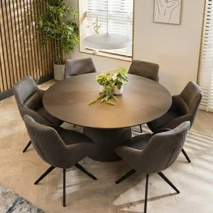 Sala de jantar moderna com mesa redonda de madeira e painel ripado, decorada com um Lustre Pendente Macaron Branco centralizado, oferecendo iluminação difusa e elegante