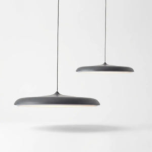 Lustre Pendente Macaron Nordic na cor Cinza (Grey) com acabamento fosco. Luminária de teto moderna em formato de disco ultrafino com LED integrado em fundo branco