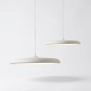 Pendente Disco LED minimalista na cor Branco Fosco (Off-White). Luminária de teto clean e moderna, perfeita para iluminação de cozinhas brancas, ilhas centrais e escritórios home office