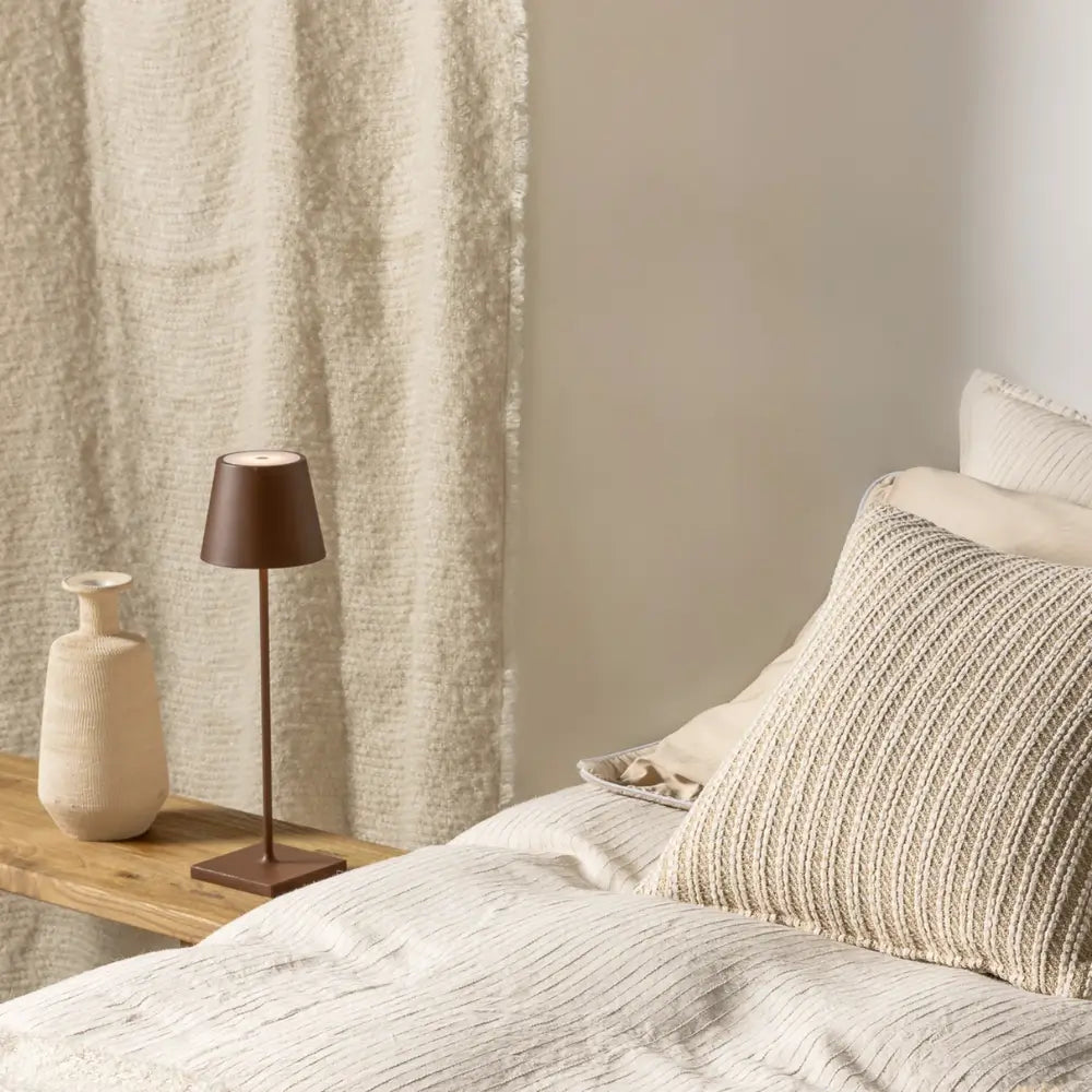 Luminária de Mesa Sem Fio Poldina Pro em ambiente moderno, destacando design e portabilidade