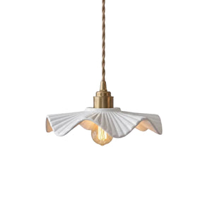 Luminária Pendente de Cerâmica Japonesa Hana em fundo claro com cúpula ondulada branca