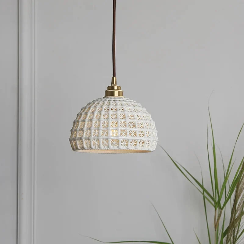 Luminária Pendente Kumiko de cerâmica branca instalada em ambiente claro
