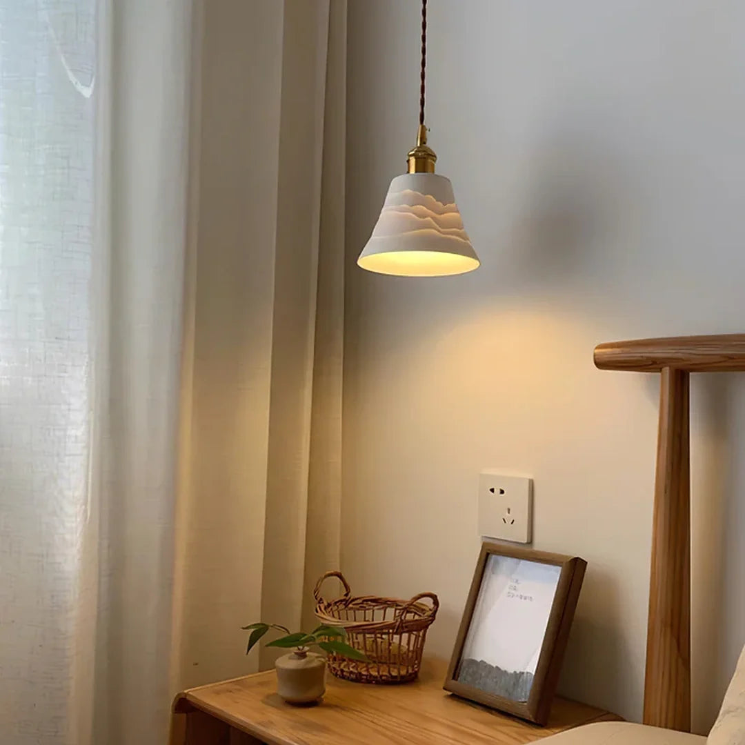 Luminária Pendente Sumi em quarto com mesa de cabeceira e luz quente