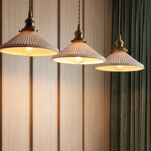 Composição com três luminárias pendentes Kiyo de cerâmica canelada