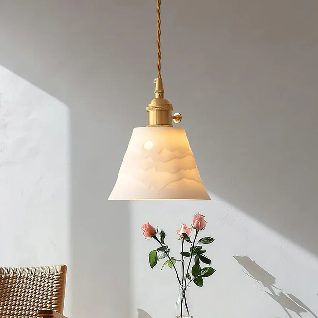 Luminária Pendente Sumi em parede clara com flores e luz decorativa