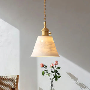 Luminária Pendente Sumi em parede clara com flores e luz decorativa