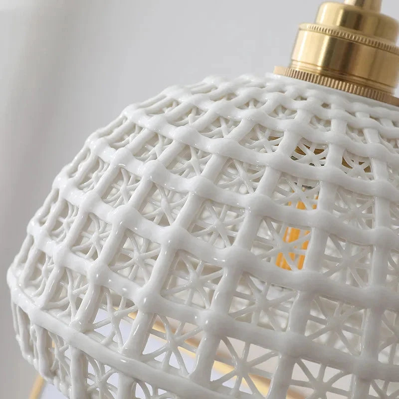 Close-up da cerâmica vazada e acabamento dourado da Luminária Pendente Kumiko
