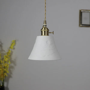 Luminária Pendente Sumi apagada mostrando cúpula branca de cerâmica em relevo