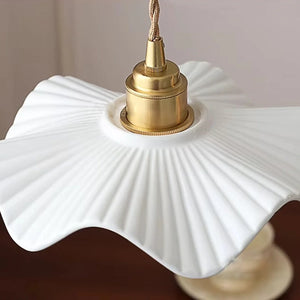 Close-up da cúpula de cerâmica ondulada da Luminária Pendente Hana