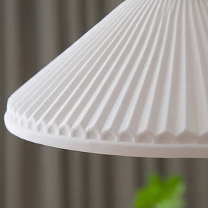 Close-up da cúpula de cerâmica branca canelada da Luminária Pendente Kiyo