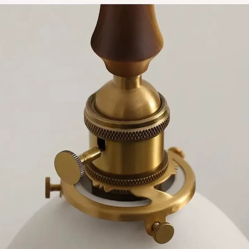 Detalhe do suporte metálico dourado da Luminária Pendente Minka