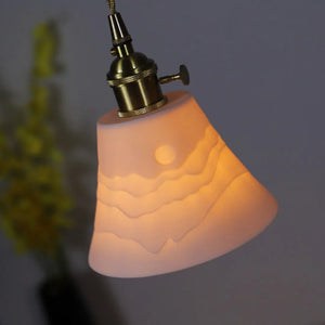 Close-up da cúpula iluminada da Luminária Pendente Sumi com relevo orgânico