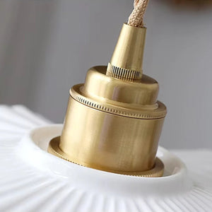 Close-up do acabamento metálico dourado e cabo têxtil da Luminária Pendente Hana