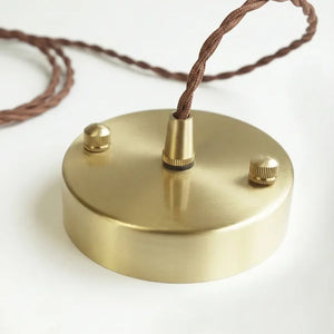 Detalhe da canopla dourada e cabo têxtil da Luminária Pendente Kiyo