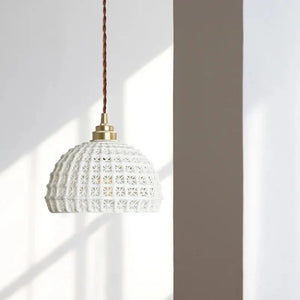 Luminária Pendente Kumiko de cerâmica branca em detalhe lateral com sombra