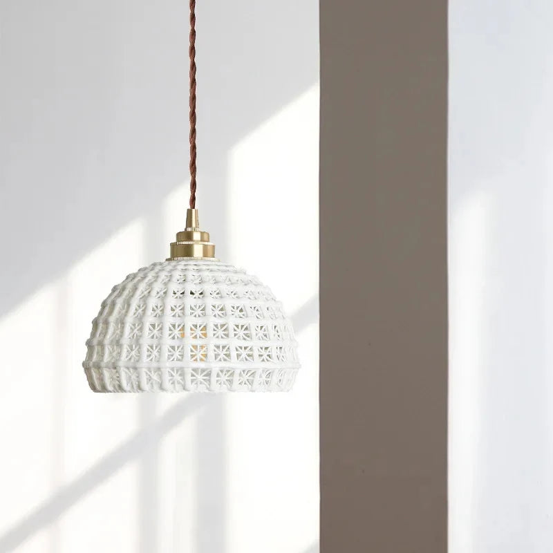Luminária Pendente Kumiko de cerâmica branca em detalhe lateral com sombra