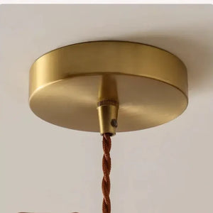 Canopla dourada e cabo têxtil da Luminária Pendente Minka