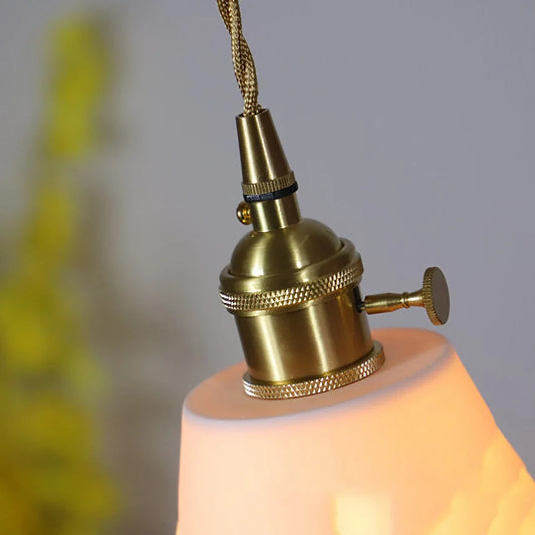 Detalhe do soquete dourado e cabo têxtil da Luminária Pendente Sumi