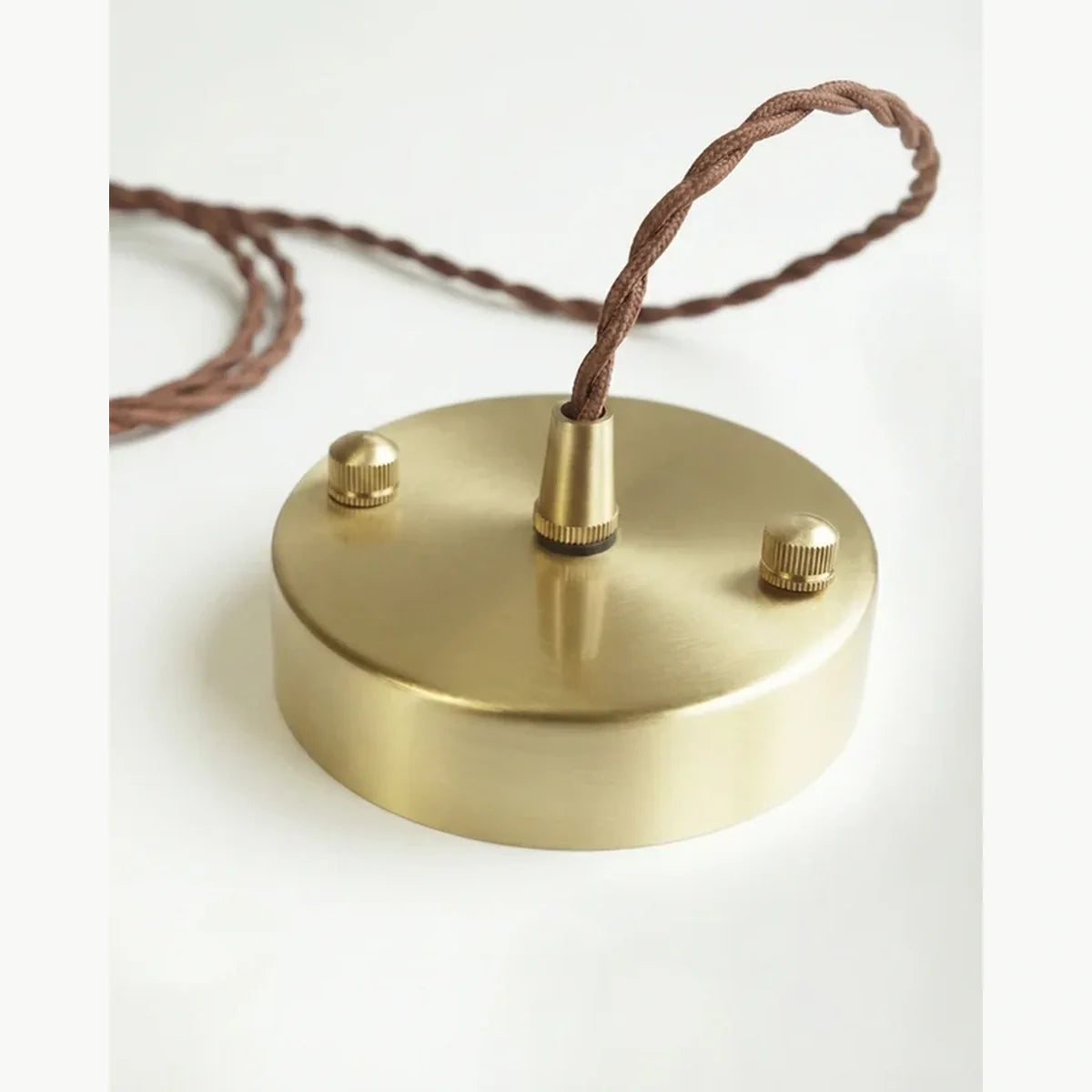 Canopla dourada e cabo têxtil da Luminária Pendente Hana