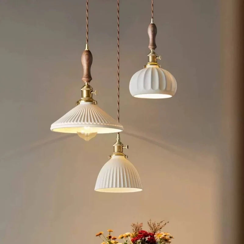 Composição com luminárias pendentes de cerâmica japonesa da linha Minka