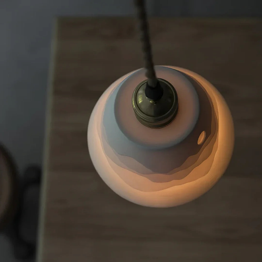 Vista superior da cúpula de cerâmica em relevo da Luminária Pendente Sumi