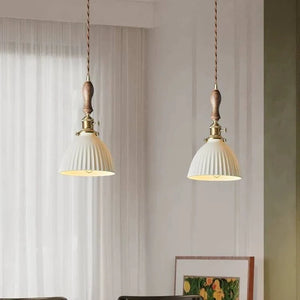 Composição com duas luminárias pendentes Minka em ambiente claro