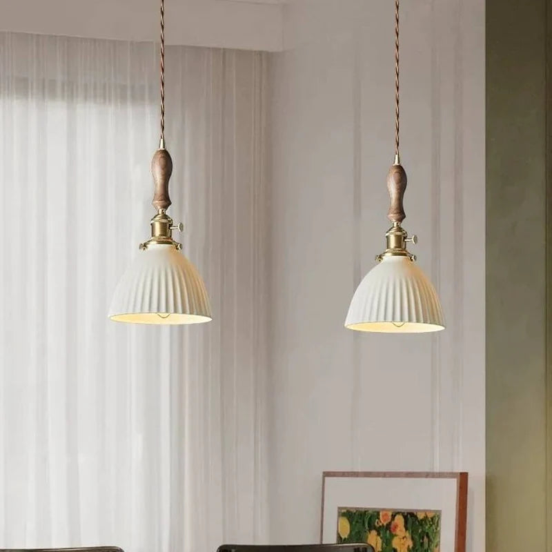 Composição com duas luminárias pendentes Minka em ambiente claro