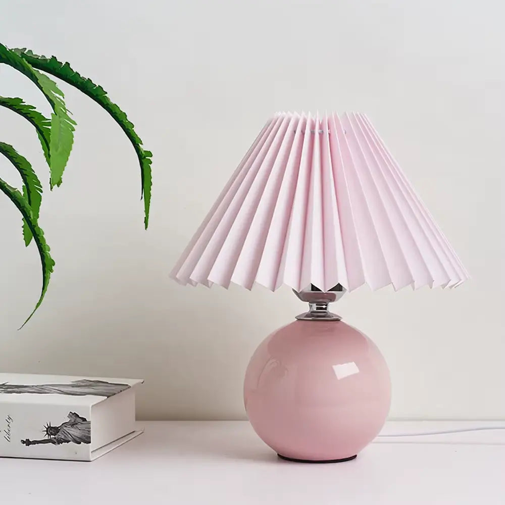 abajur de cerâmica, abajur com cúpula plissada, luminária de mesa elegante, abajur para quarto, luminária decorativa, abajur vintage moderno, abajur radiantbr, abajur minimalista, abajur com cúpula de tecido, iluminação ambiente quarto, abajur de cerâmica com tecido, abajur clássico moderno, luminária de cabeceira, luminária com LED bivolt, abajur sofisticado mesa, abajur com base redonda, luminária plissada, iluminação para decoração refinada, abajur com interruptor giratório, luminária retrô charmosa