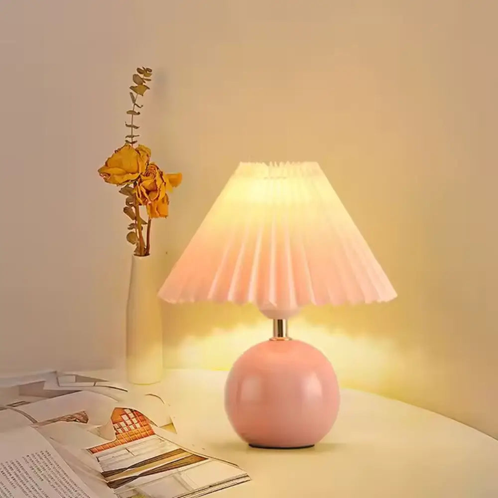 abajur de cerâmica, abajur com cúpula plissada, luminária de mesa elegante, abajur para quarto, luminária decorativa, abajur vintage moderno, abajur radiantbr, abajur minimalista, abajur com cúpula de tecido, iluminação ambiente quarto, abajur de cerâmica com tecido, abajur clássico moderno, luminária de cabeceira, luminária com LED bivolt, abajur sofisticado mesa, abajur com base redonda, luminária plissada, iluminação para decoração refinada, abajur com interruptor giratório, luminária retrô charmosa